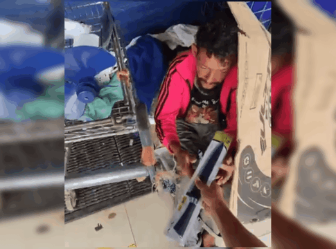 jovem-viraliza-ao-distribuir-facas-a-moradores-de-rua-e-e-investigado