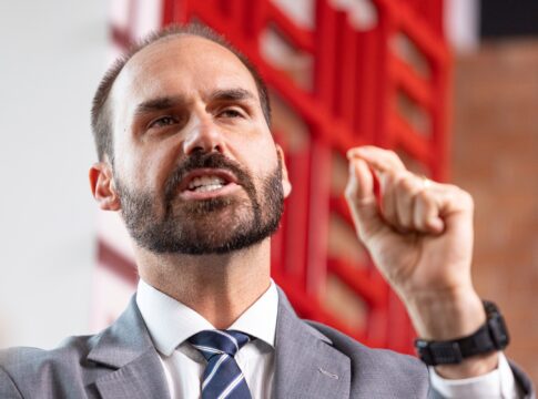 eduardo-bolsonaro-muda-tom-e-admite-apoiar-tarcisio-contra-lula