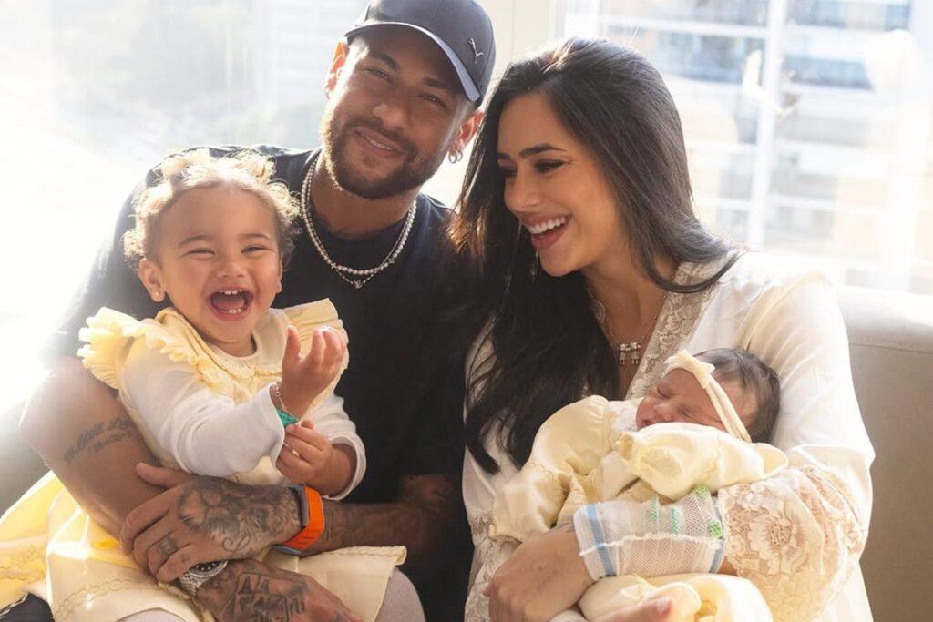 bruna-biancardi-monta-arvore-de-natal-ao-lado-de-neymar-e-das-filhas