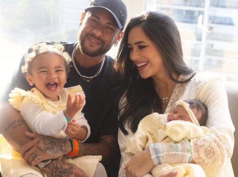 bruna-biancardi-monta-arvore-de-natal-ao-lado-de-neymar-e-das-filhas