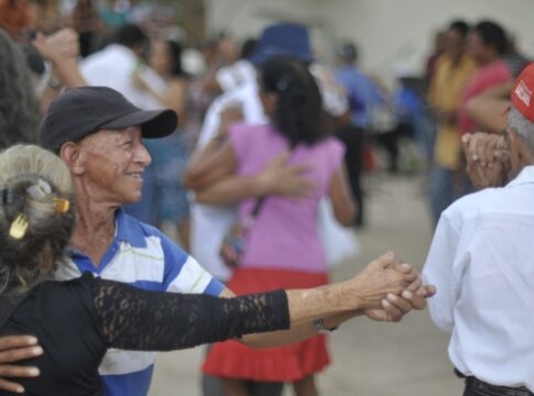 expectativa-de-vida-no-pais-sobe-para-76,6-anos,-a-maior-ja-registrada