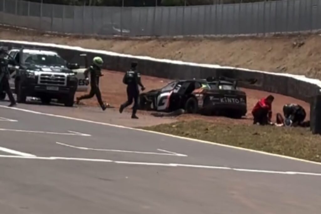 veja-como-ficaram-os-carros-apos-acidente-em-treino-livre-da-stock-car