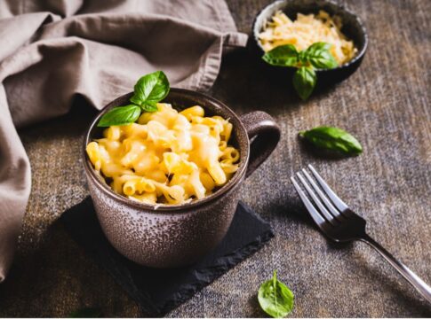 aprenda-receita-de-macarrao-cremoso-de-caneca-pronto-em-5-minutos