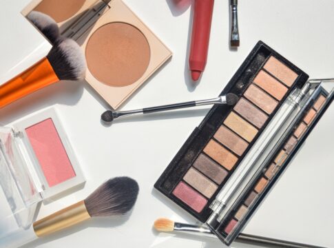 medico-alerta:-usar-maquiagem-vencida-e-um-risco-serio-a-saude