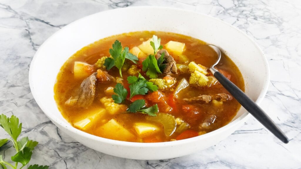 esfriou?-faca-uma-sopa-de-carne-com-legumes-para-aquecer-e-nutrir