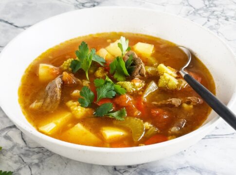 esfriou?-faca-uma-sopa-de-carne-com-legumes-para-aquecer-e-nutrir