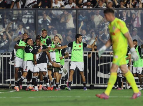 vasco-atropela-internacional-e-volta-a-vencer-no-campeonato-brasileiro