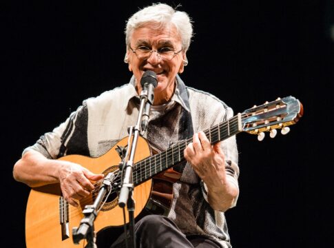 como-o-album-de-estreia-de-caetano-veloso-conseguiu-ser-um-manifesto-silencioso
