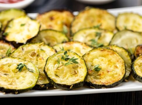 chips-de-abobrinha-crocantes-na-air-fryer:-petisco-rapido-e-saudavel