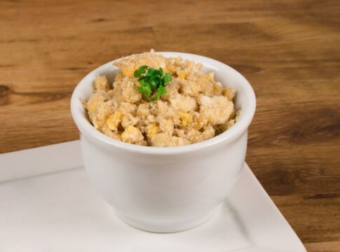 farofa-de-ovo:-receita-facil-e-rapida-que-transforma-qualquer-refeicao