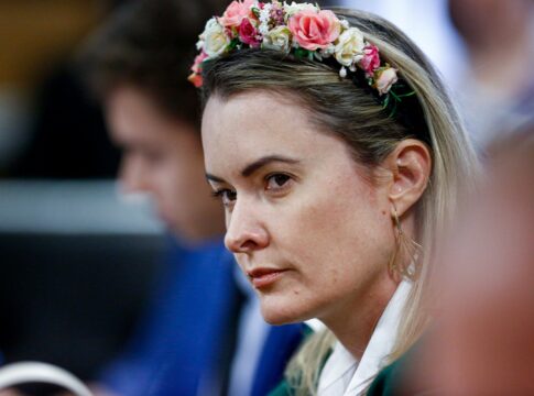 deputada-do-pl-comemora-anuncio-de-intervencao-dos-eua-na-venezuela