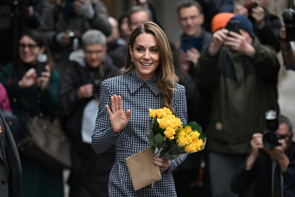 kate-middleton-repete-vestido-classico-e-aposta-em-bolsa-de-camurca