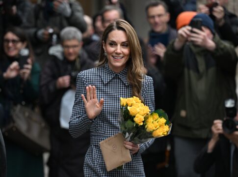 kate-middleton-repete-vestido-classico-e-aposta-em-bolsa-de-camurca