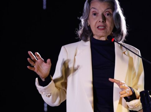 carmen-lucia:-“ditadura-e-como-erva-daninha-que-precisa-ser-cortada”