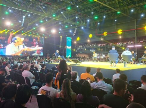 com-partido,-mbl-quer-formar-nova-direita-sem-ceder-a-“jovem-de-terno”