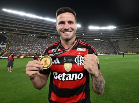 libertadores:-saul-e-flagrado-nu-durante-comemoracao-do-titulo-do-flamengo