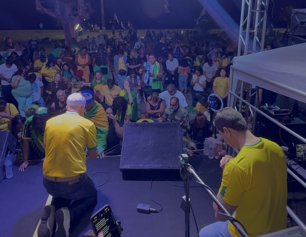 aliado-faz-vigilia-com-pastor-famoso-em-frente-a-casa-de-bolsonaro