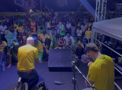 aliado-faz-vigilia-com-pastor-famoso-em-frente-a-casa-de-bolsonaro