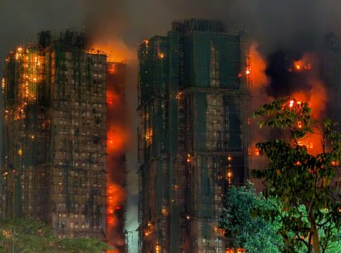sobe-para-146-o-numero-de-mortos-durante-incendio-em-hong-kong
