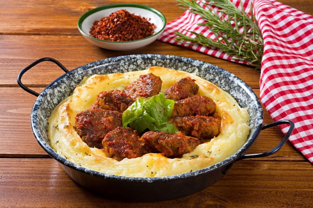 prato-completo:-almondegas-com-pure-e-queijo-gratinado