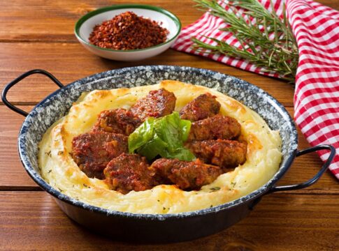 prato-completo:-almondegas-com-pure-e-queijo-gratinado