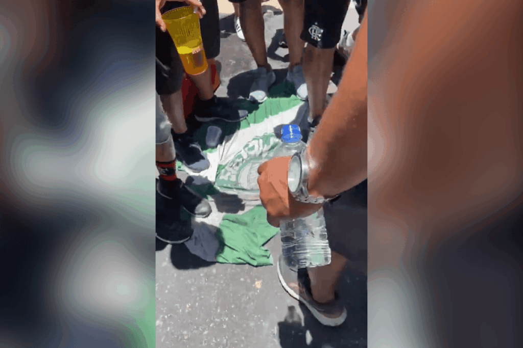 torcida-do-flamengo-pisoteia-bandeira-do-palmeiras-em-comemoracao