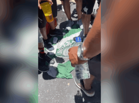 torcida-do-flamengo-pisoteia-bandeira-do-palmeiras-em-comemoracao