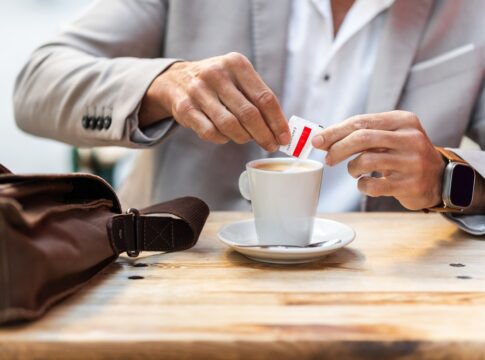 trocar-acucar-por-adocante-emagrece?-especialista-explica