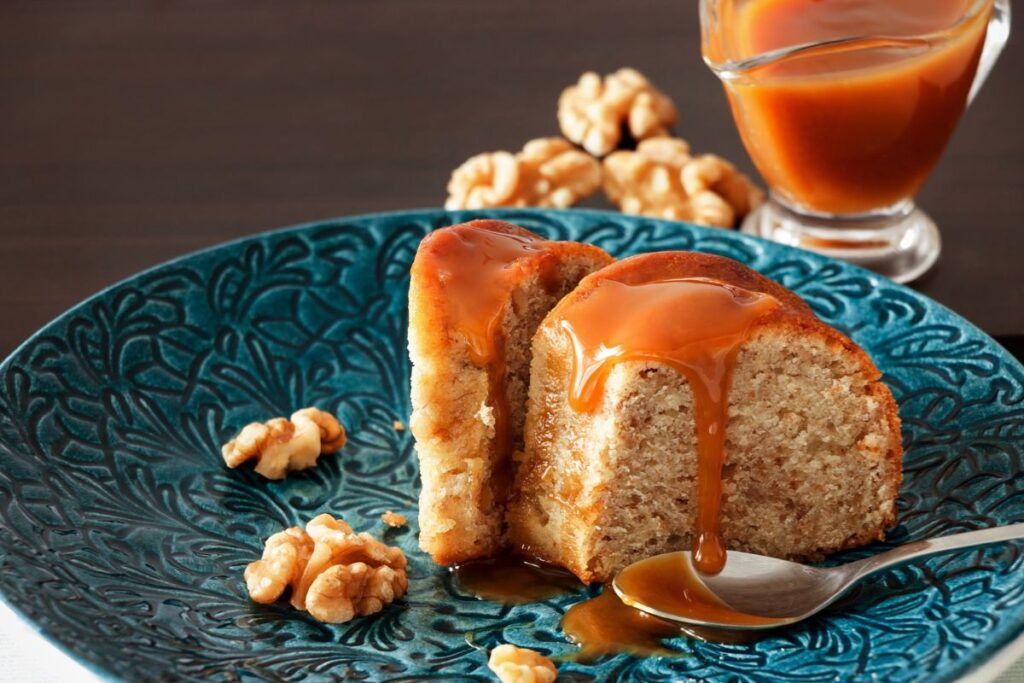 bolo-cacarola-com-calda-de-caramelo-dourado-e-textura-macia