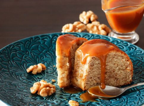 bolo-cacarola-com-calda-de-caramelo-dourado-e-textura-macia