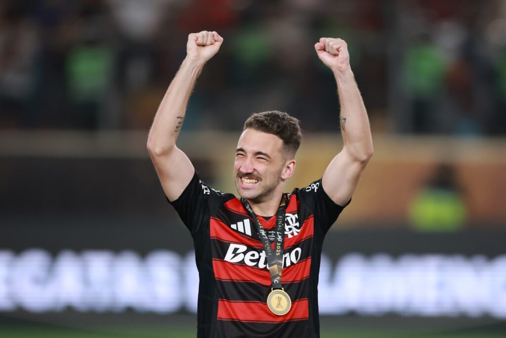 foto:-leo-ortiz-encanta-a-torcida-do-flamengo-com-mensagem-em-camisa