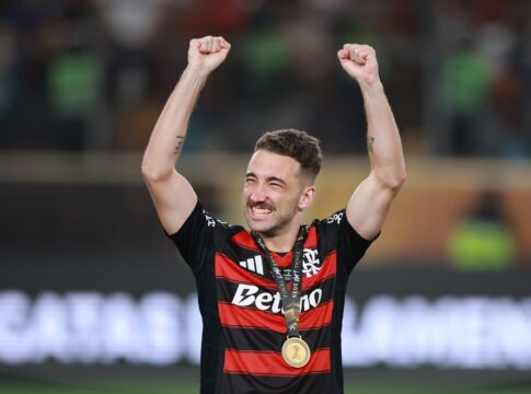 foto:-leo-ortiz-encanta-a-torcida-do-flamengo-com-mensagem-em-camisa