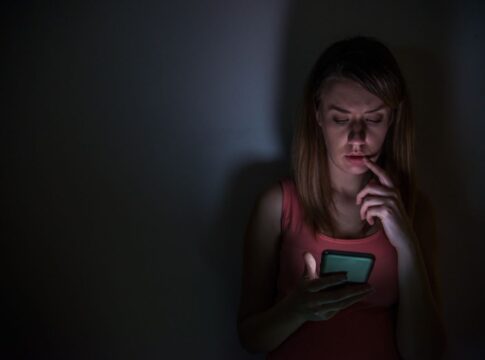 justica-condena-influenciadora-por-exposicao-de-filha-em-rede-social