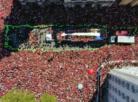 familias-se-juntam-a-multidao-para-festejar-titulo-do-flamengo-no-rj