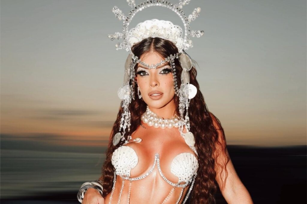 jaquelline-grohalski-usa-acessorio-de-4-kg-para-evento-de-samba-no-rio