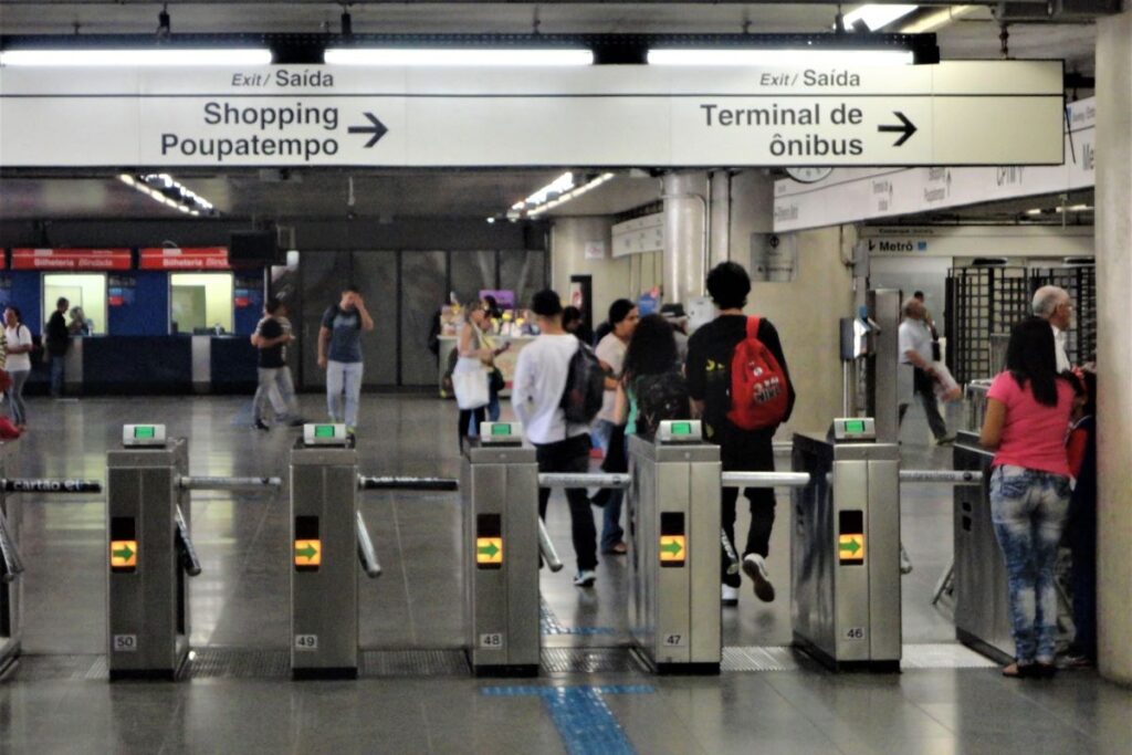metro-de-sp-comeca-a-aceitar-cartoes-de-debito-e-credito-nas-catracas