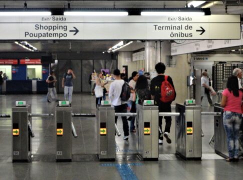 metro-de-sp-comeca-a-aceitar-cartoes-de-debito-e-credito-nas-catracas