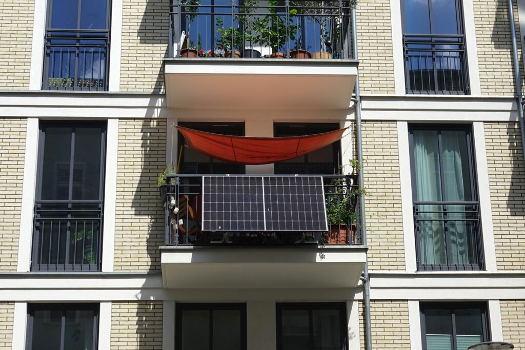 como-os-alemaes-transformam-sacadas-de-casa-em-miniusinas-de-energia