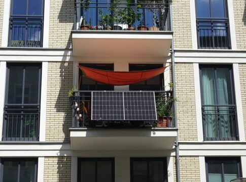 como-os-alemaes-transformam-sacadas-de-casa-em-miniusinas-de-energia
