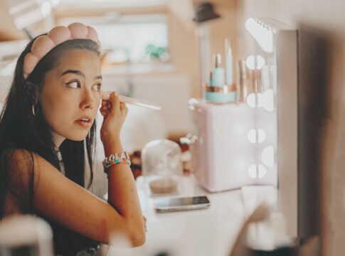 veja-7-dicas-para-fazer-a-maquiagem-mais-durar-no-verao