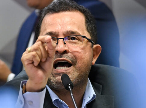 “mao-suja-de-corrupcao”:-deputado-e-ex-diretor-do-inss-discutem-na-cpmi