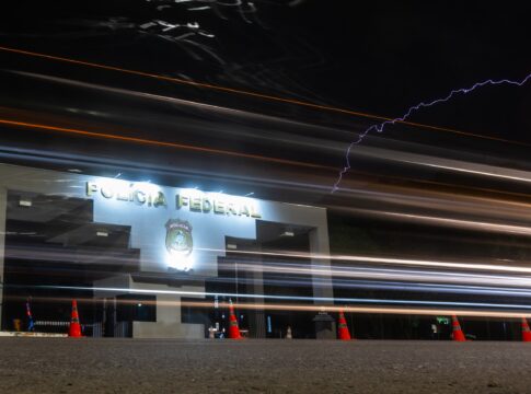 fotografo-capta-momento-exato-de-raio-sobre-a-pf,-onde-bolsonaro-esta-preso