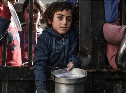 gaza:-sem-gas,-criancas-coletam-lixo-para-acender-fogueiras-e-cozinhar