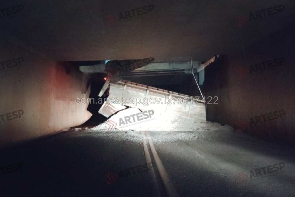 carreta-fica-pendurada-em-viaduto-e-interdita-faixa-da-anhanguera