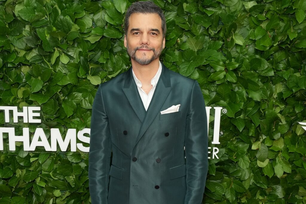 wagner-moura-viraliza-ao-apresentar-premio-no-gotham-awards