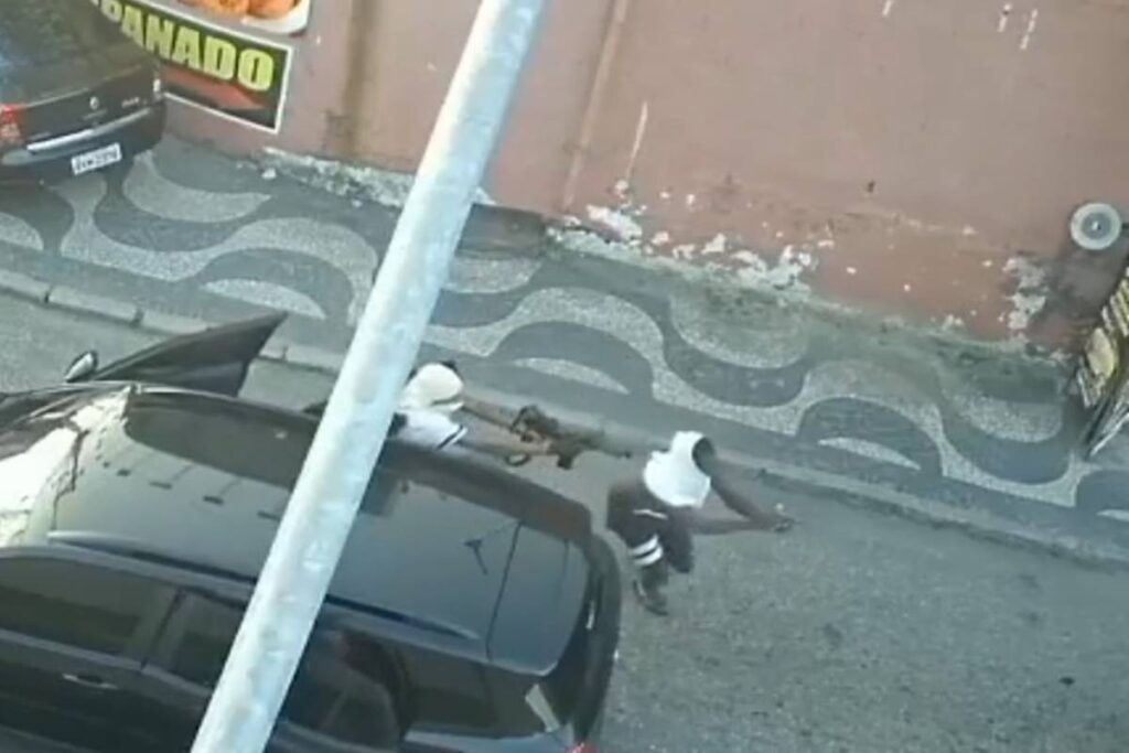 pulando-em-uma-perna-so,-criminoso-“toca-o-terror”-com-fuzil-no-rio