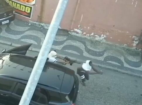 pulando-em-uma-perna-so,-criminoso-“toca-o-terror”-com-fuzil-no-rio