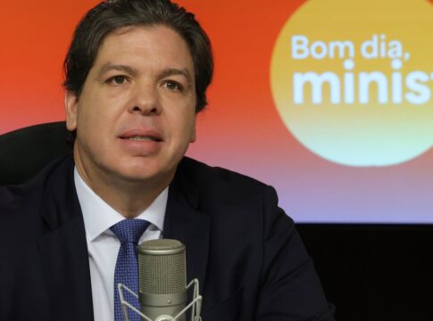 governo-diz-que-conectara-100%-das-escolas-ate-fim-de-2026