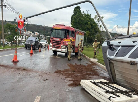 motorista-fica-ferido-apos-capotar-carro-e-derrubar-semaforo-no-df