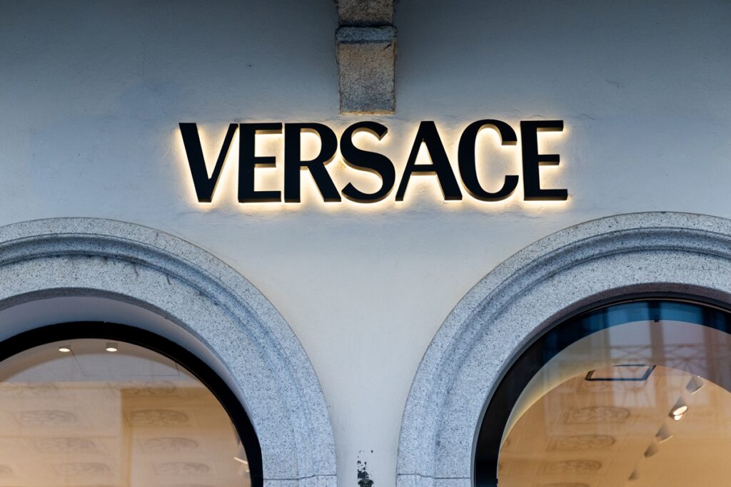 prada-compra-a-versace-e-ganha-espaco-entre-conglomerados-de-luxo